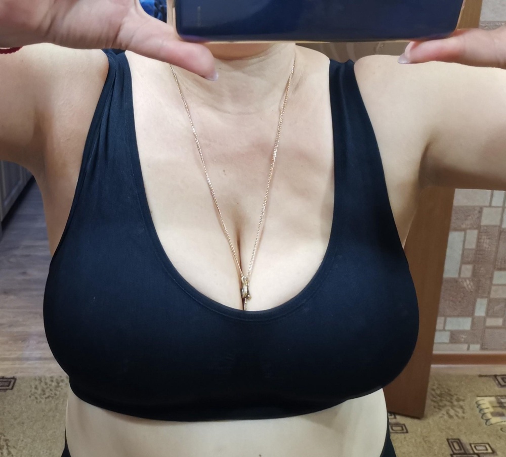 Топ классный, очень удобные широкие лямки, держит хорошо грудь и без вкладышей