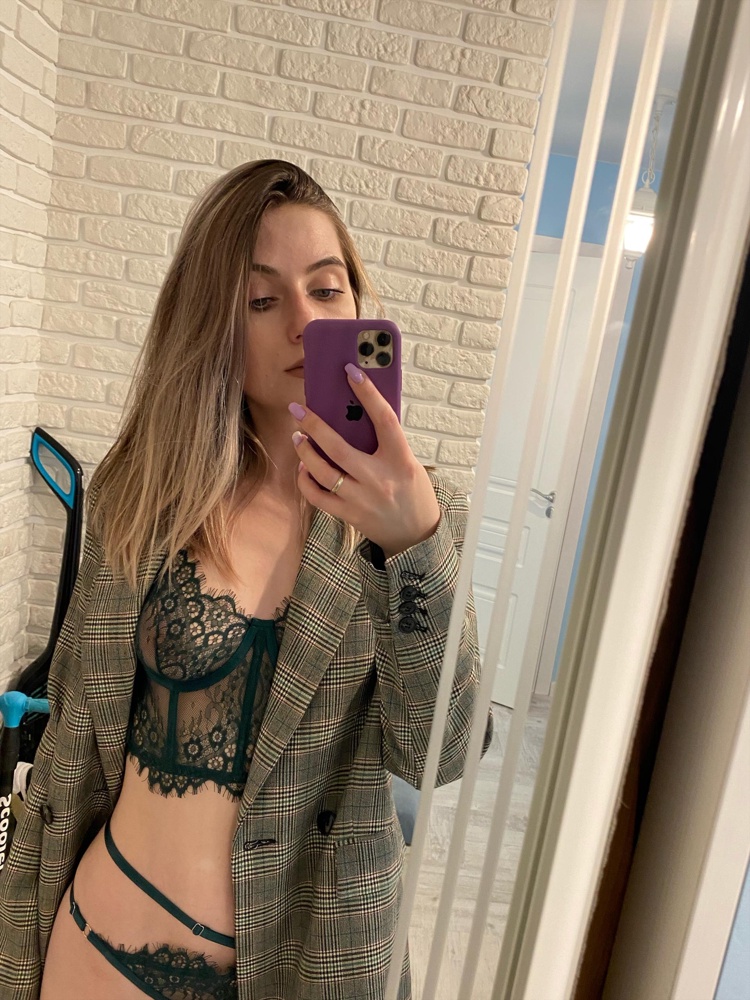 Безупречный комплект! И, что удивительно, несмотря на отсутствие пушапа, хорошо смотрится на небольшой груди, за счёт косточек снизу красиво рисует форму, поддерживает грудь. Думаю, как раз за счёт корсетного «каркаса» хорошо подойдёт и обладательницам больших размеров. В общем, я не ожидала, что мне настолько понравится этот комплект. Думала, вариант «тряпочек» не для скромных размеров, но в итоге выкупила именно этот комплект. Цвет, дизайн — тоже потрясающие. Очень элегантно и при этом сексуально. Все объёмы регулируются под вас, нет риска, что будет что-то впиваться или нависать. Спасибо производителю, я теперь ваш постоянный покупатель!