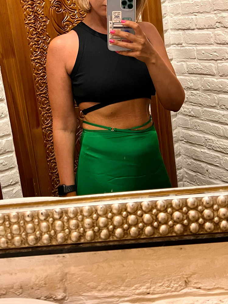 Шикарный топ ! Взяла сразу два цвета белый в размере М и черный в размере L , оба сели отлично только белый чуть покороче смотрится 