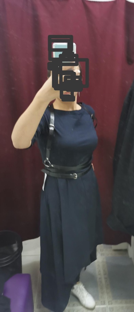 На кожу и правда не похоже,но покупкой довольна. Приехало без брака, регулировки удобные. У меня пограничный размер 46-48,даже запас остаётся. Спасибо! 