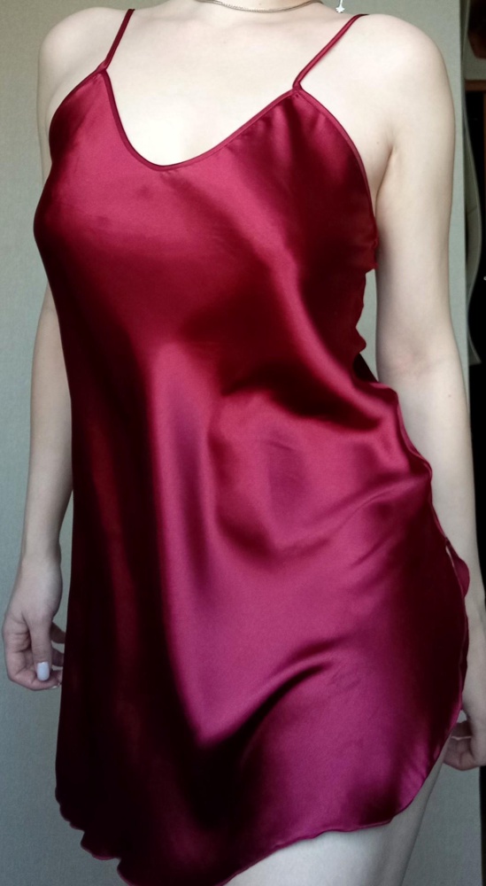 Исходные данные: рост 170, размер 44-46. Взяла размер М, сел свободненько (на 46 или грудь побогаче было бы вообще идеально!..😎) Красиво играет на свету, цвет эффектный! К качеству претензий нет, рекомендую! 😌 К ней брала такой же халатик - 👍 смотрится в комплекте.