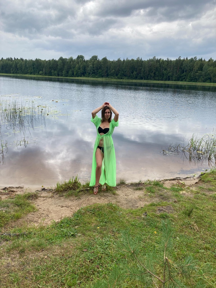 Он обалденный!!! За такие деньги ! Сказка) цвет, на мой взгляд, отличается. Но мне в живую даже больше понравился. 