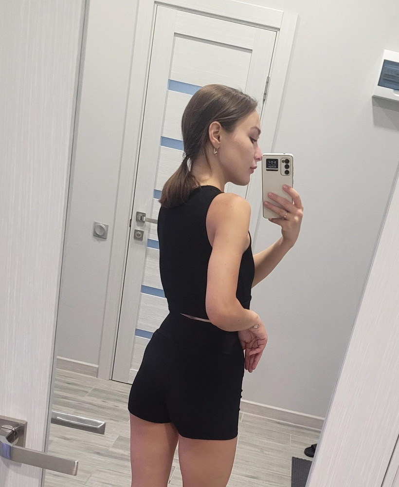 Качество хорошее. После стирки ничего не разлезлось. Топ и вправду меньше, шорты идеально. Спасибо за подарок.