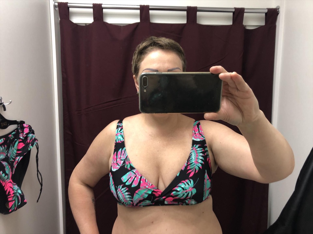 Яркий, приятный на ощупь. На 52 подошёл 56 🤷‍♀️🤷‍♀️ бюст немного сплюснул мою грудь. Отдала предпочтение другой модели .