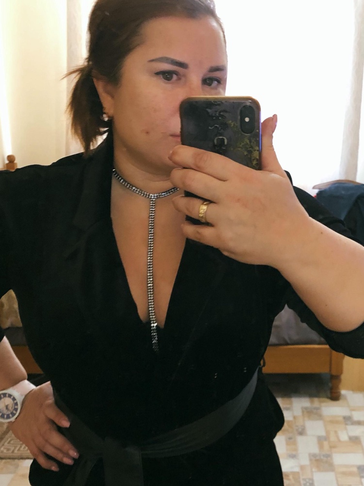 Очень изящный аксессуар, красиво блестит, все камушки на месте, подошел для пухлой девушки с талией 85см. Пришел в обычном прозрачном пакете.