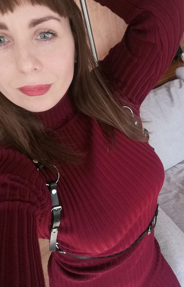 Стильная вещица, предаёт образу изюменку, очень довольна покупкой, спасибо!