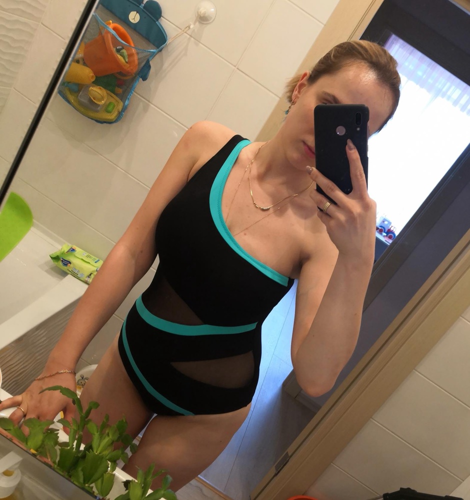 Они идеальны! Брала розовый размера 44 и бирюзовый 46, разницу заметила только в росте, в объёме не сильно отличаются. На рост 164, общий размер 44 и большую грудь подошёл больше размер 46, а 44 немного врезался в плечи. Грудь 75 E держит, ничего не вываливается, смотрится изумительно, цвета яркие! Внутри небольшие мягкие вкладыши для груди. Надеюсь, после отдыха не изменю свое мнение о нем) пока всё круто!