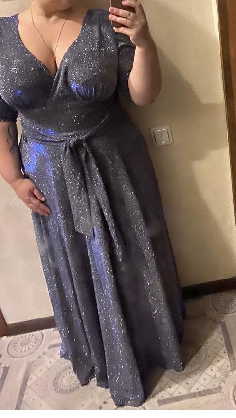 Платье супер!!! Хочу взять на юбилей, но все мне не везёт… Оно мне и по росту и по размеру и фасон супер!!! Но что же такое бракованное😩 Или девочки не влезая пытались втиснуться и порвали?! Блестки да, сыплются, но это больше плюс,чем минус))) Я люблю когда блестит! А полы можно вымыть) Мерила три расцветки, но больше всего понравилось с золотистым отливом, но оно в не потребном виде пришло😔 Отдала на возврат и заказала новое🤞Надеюсь хоть в этот раз придёт нормальное🙏