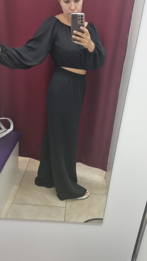 Модель супер!Ткань такая себе ,ну понятно за такую цену,была бы хорошая ткань.Я взяла,немного подшить штаны и красиво будет.Рекомендую к покупке в черном цвете.