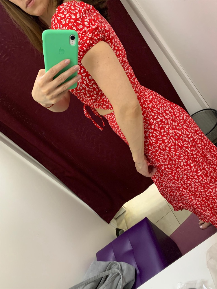 Ткань приятная. В юбку вставлена резинка, сидит хорошо. Но у топика резинки на рукавах очень уж врезаются в руку и это ощутимо, при том, что руки у меня не толстые. Торчат нитки. Но в целом костюм хорошенький, на жару было бы класс, но что-то нужно делать с резинкой на рукавах.