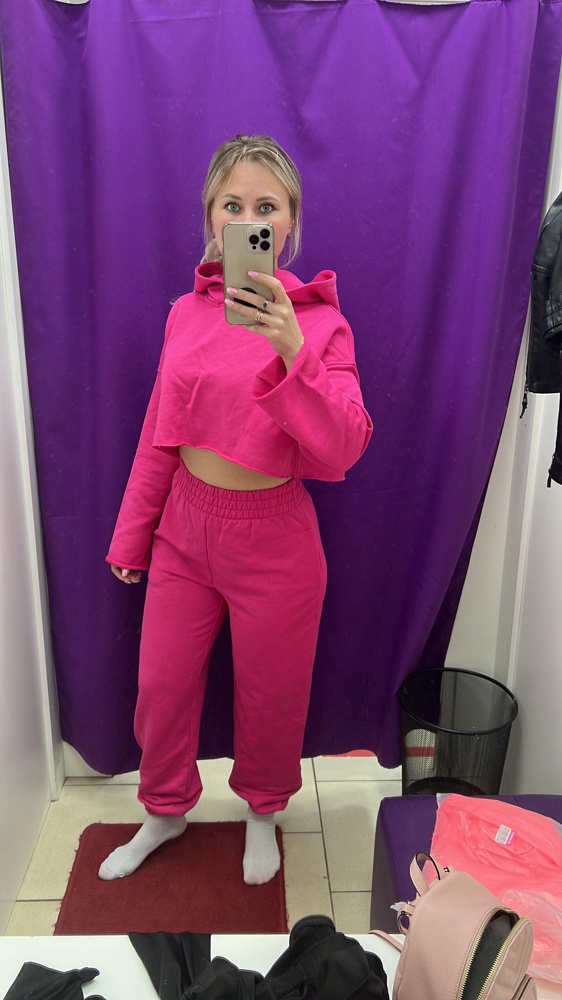 Добрый день! Цвет разочаровал, конечно написано о том, что оттенки разные. Но все же. В остальном очень стильная модель. Ткань плотная. Летом будет в нем жарко. 