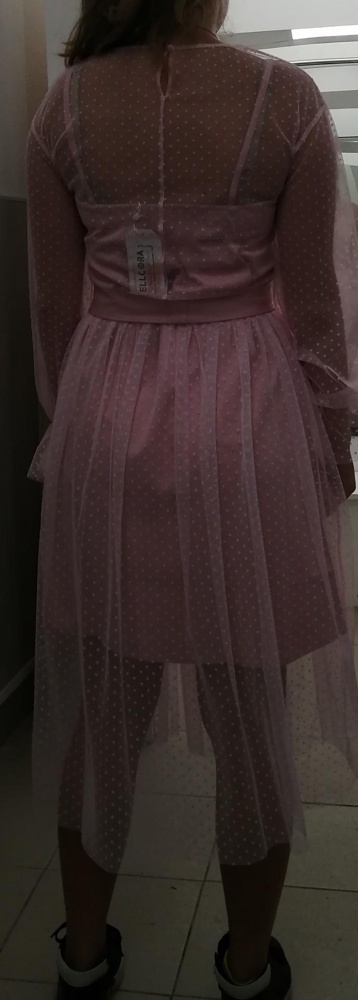 Платье красивое, хотели взять на выпускной, но оно простовато для такого случая. В целом платье неплохое сидит хорошо, сеика не колется не торчит. Сидит отлично,