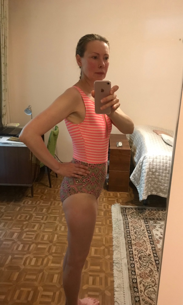 Купальник отличный! ОГ 87, ОТ 75, ОБ 92 подошел.. Цвет яркий, красивый, замочек сочетается! Единственно одевать сложновато, из-за короткого замка.. Я от себя в нем балдею! Думаю оставить или нет, отпуск отменился и надобность в нем исчезла!.