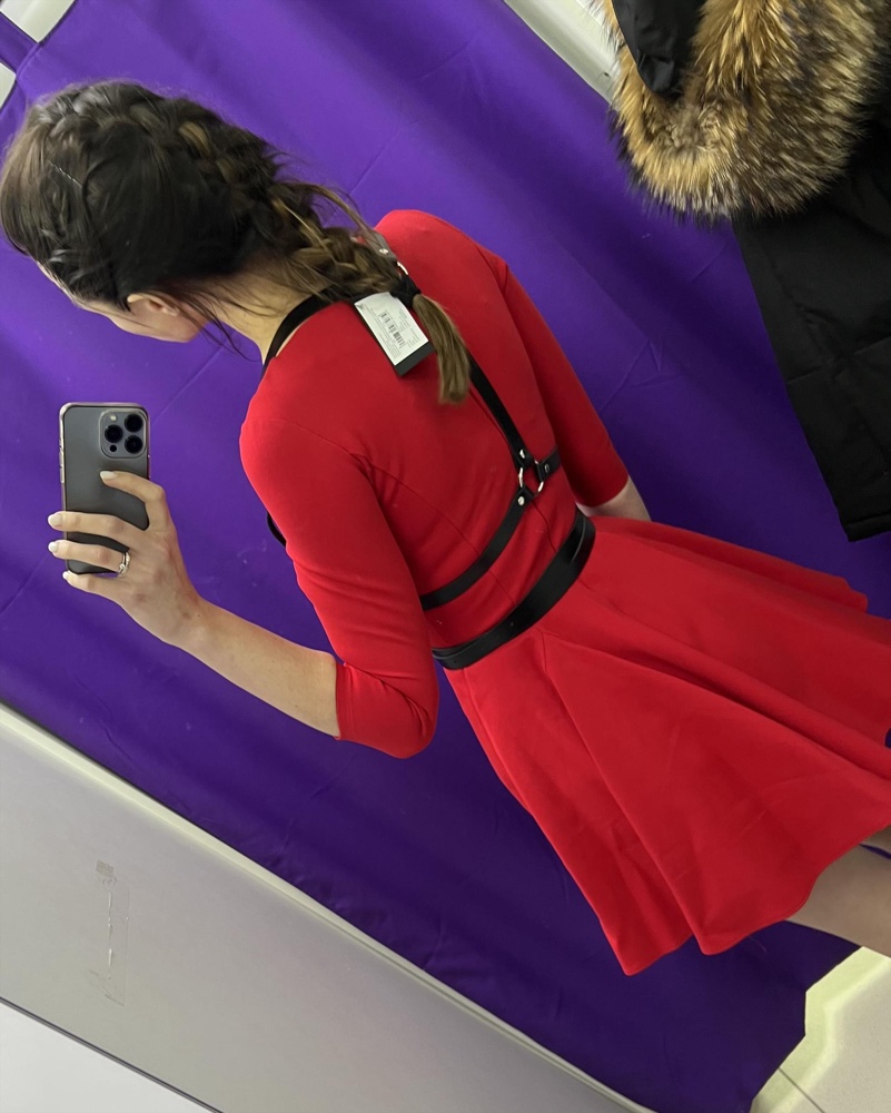 Хорошая вещь, можно брать. Размер соответствует, регулируется. Выглядит не дёшево. Упаковано было так себе, и ещё крошится очень. Но за эти деньги я довольна. 