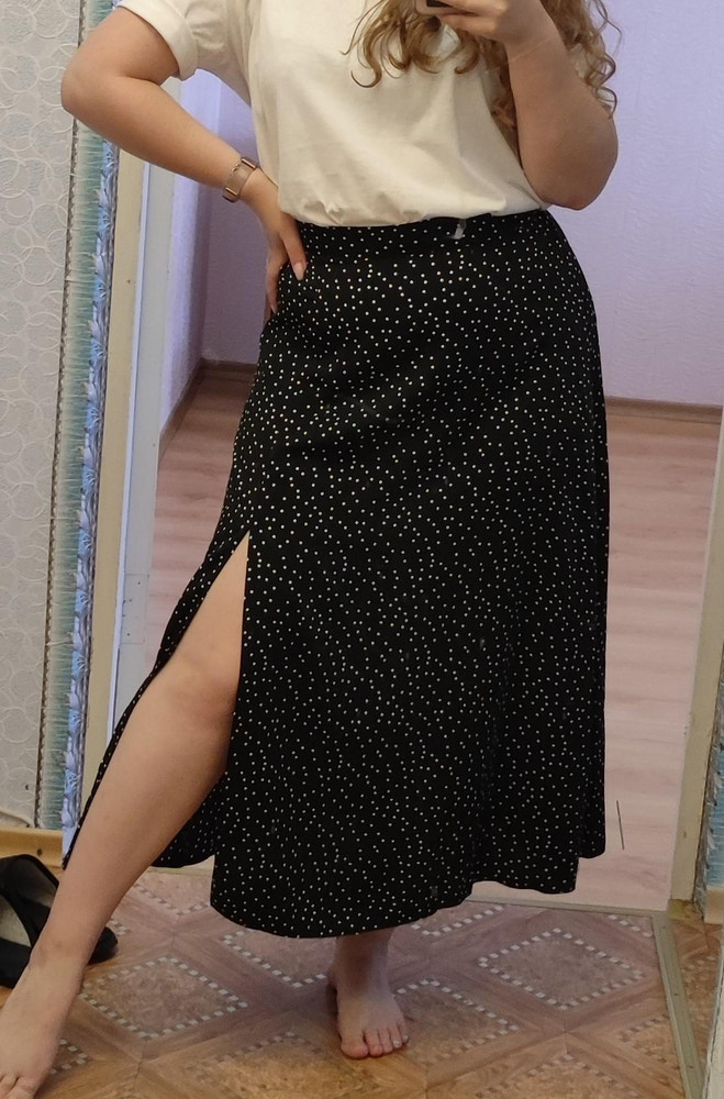 Юбка прикольная. Конечно лучше бы подошла на девушек более высокого роста, но в целом неплохо сидит. Разрез идеальный: ветер ничего не обнажает))) 
Качество среднее, кое-где торчали нитки.