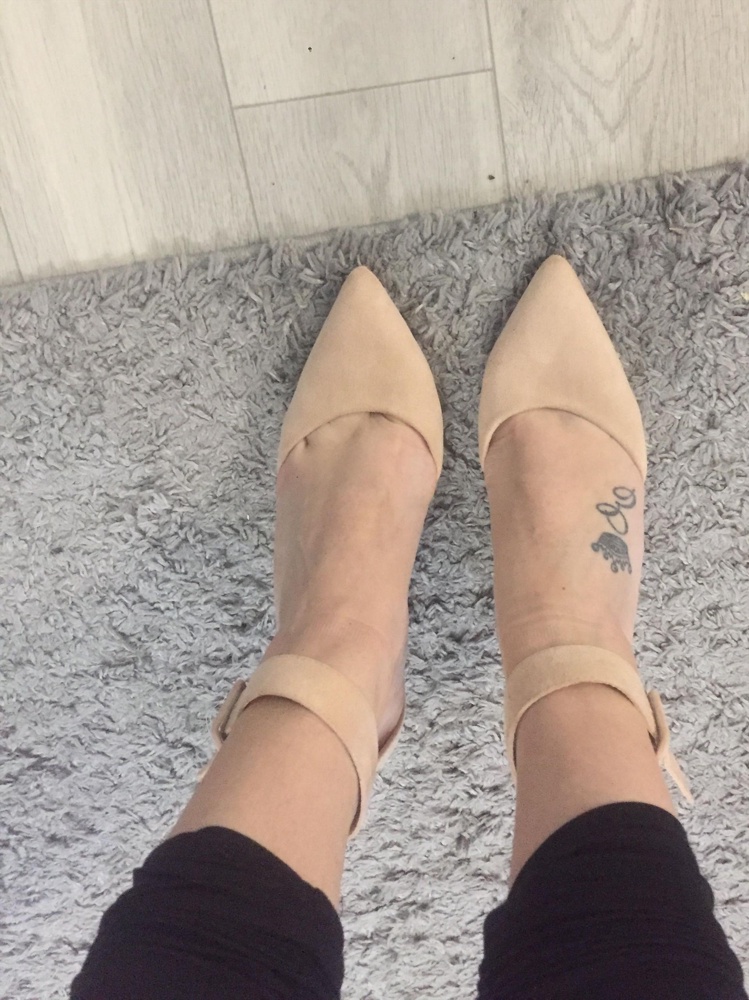 Туфли огонь 👍удобные , все аккуратно упаковано , туфли без брака , ношу 39 , взяла 40 размер для того чтоб не жали когда отекут ноги , и все норм нигде не жмет , комфортно ! 