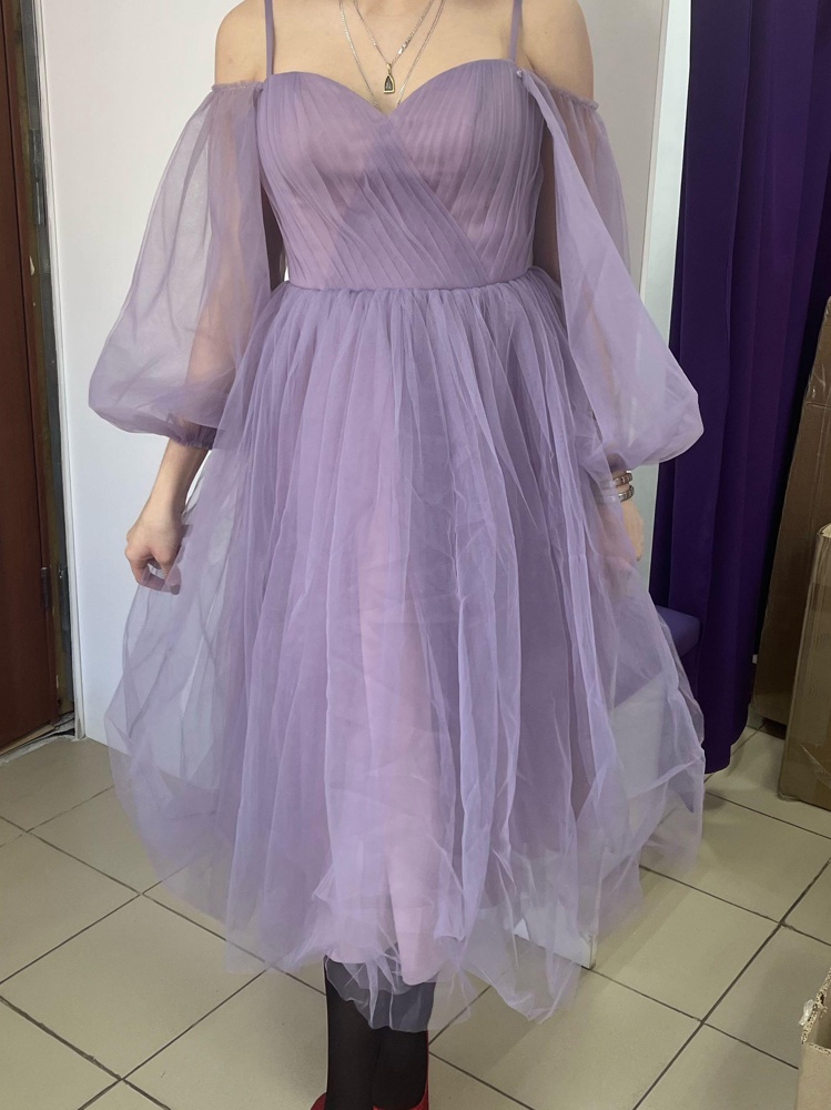 Платье очень красивое. Но с размерами не понятно. Девочка размера 42.  Заказали сиреневое платье 42 размера- даже не застегнулось. Заказали  белое 44 размера. Застегнулось при полностью распушенном корсете, но дышать в нем тяжело, грудь сплющило. Перезаказали на 46 размер оно огромное. Грудь вошла, зашнуровали корсет, но платье то само не утягивается. Между шнуровкой и спинкой платья входит кулак. Какой смысл тогда в этой шнуровке? Что касается упаковки. Это ужас. Первые два платья пришли в обычных пакетах, без вешалок, но хотяб целые и чистые. Но последнее платье пришло в драном мешке,перемотанном грязным скотчем вместе с платьем, которое торчало и не помещалось уже в этот пакет, с замятыми чашечками, которые не вправлялись. И не понятно пояс входит в комплект?