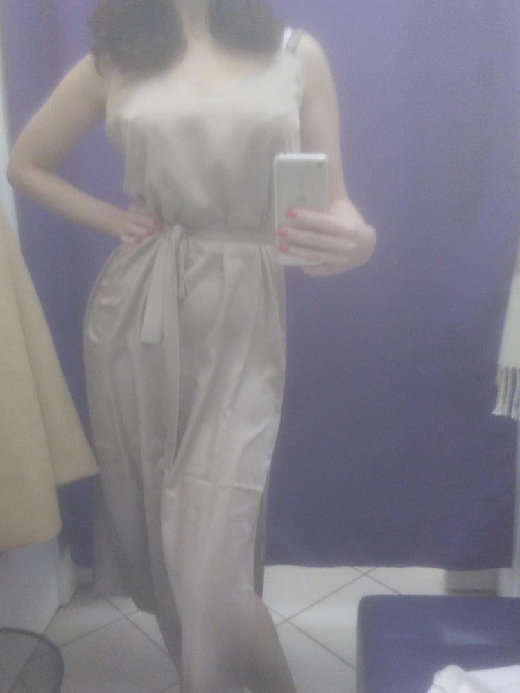 Платье красивое, мне очень понравилось, единственный минус очень тонкое только с бесшовным бельем носить