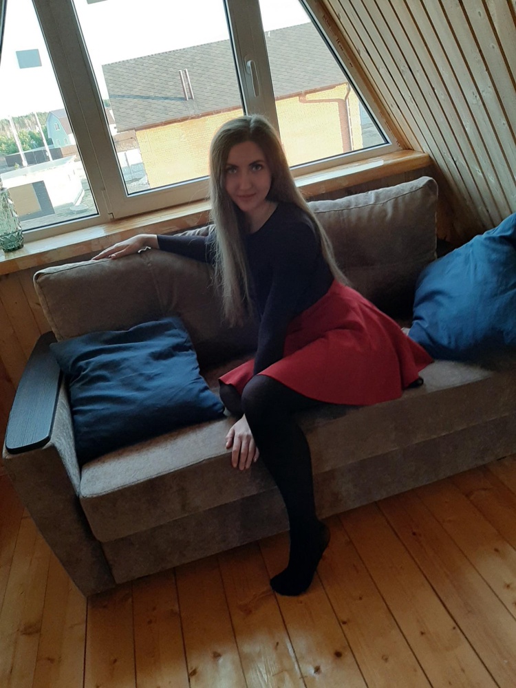 В целом не плохая, но ужасно красится , окрасила даже светлые нарощенные ногти. Те, кто пишет, что маломерит жутко, вы просто слишком низко её опускаете,  она изначально идет с завышенной талией. Села отлично на бедра 105 см и рост 168