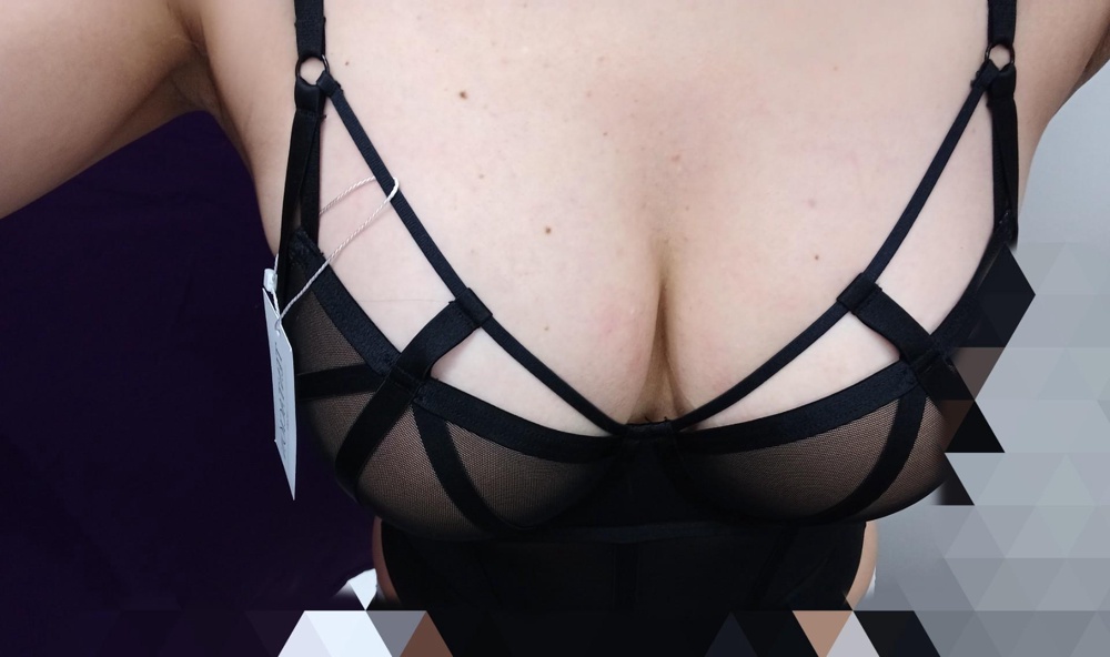 Здравствуйте. 
Брала на примерку от 75С до 80D на рос.44-46 , 2-ой полный размер груди не круглой формы, широкая грудная клетка.
Идеально подошёл 80d , но лямки увеличила почти до конца и на рост 160см застегнула на последние крючки (их три пары, ластовица не узкая). Эффекта утяжки лично я не ощутила, просто сидит по фигуре. 
Одной не очень удобно в боди облачаться, лучше с помощью 😉
Выкупила почти за 1600руб.