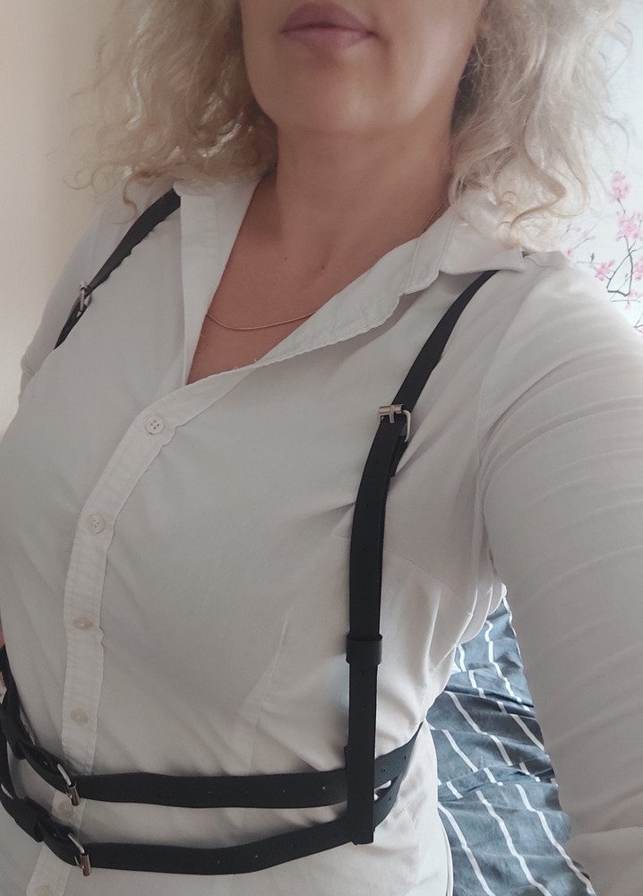 Очень классный аксессуар! Боялась, что не подойдёт- но зря. Легко одевается,  можно носить задом-наперед - как угодно.  Для офиса - огонь! 
Действительно  мне кажется, даже и на 52 размер подойдёт.  Во всяком случае,  моя портупея с большим запасом, наверное нужно будет обрезать чрезмерно длинные хвосты.