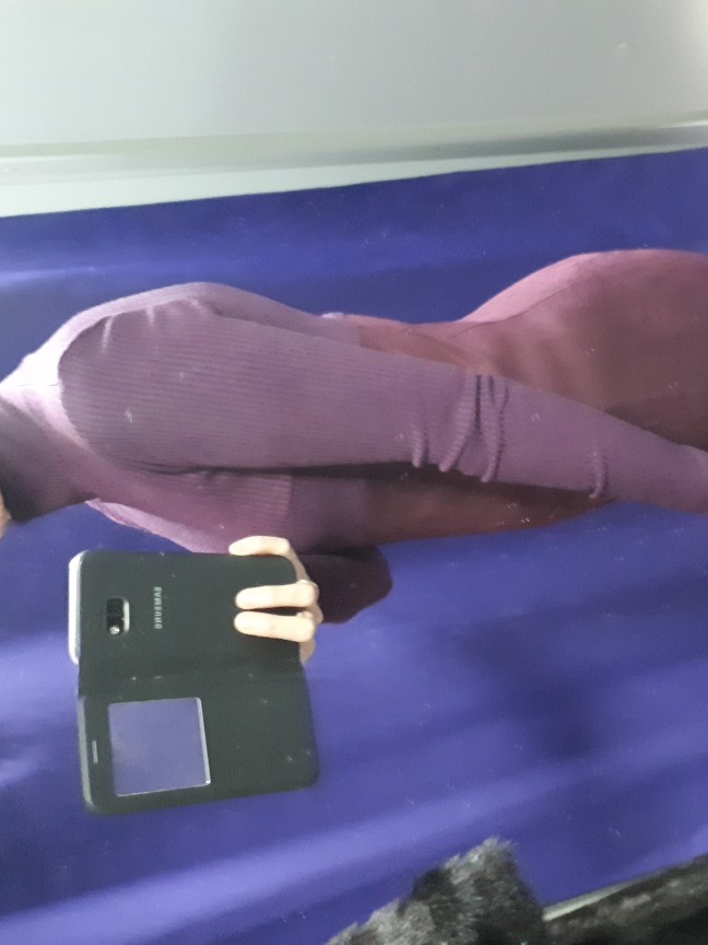 Платье пришло с браком. Наверно мне не повезло. Плечи вшиты не правильно, оба рукава по задней части собираются в складки, сзади тоже сшито криво, трикотаж собирается в гармошку и в результате спина вся в складках. Платье не маломерит, идет размер в размер. Но сшито все криво. Отказ.