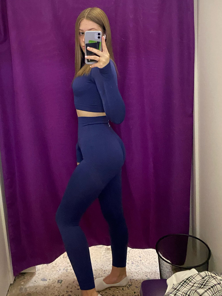 Обалденный костюм и цвет красивый, глубокий. У меня рост 168 и по длине отлично, ни коротко, ни длинно. В зал ещё не надевала, надеюсь будет комфортно, топ не просвечивает, но соски немного видно