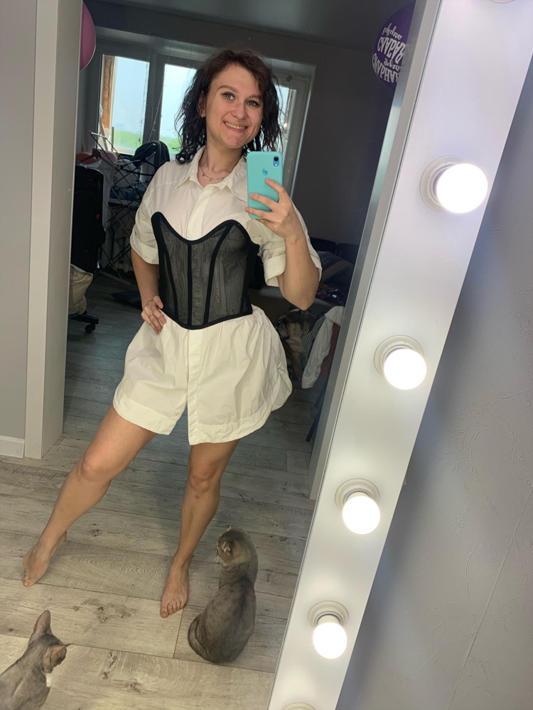 Классный, одновременно мягкий и держит корпус, когда сидишь спина ровная) смотрится пушка) Лишь маленький минус очень длинная и тонкая лента, сразу начала распускался, на фото видно. Думаю, надо будет заменять на широкую атласную ленту) 