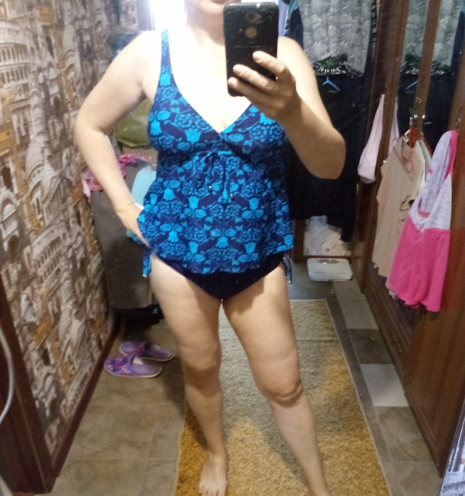 Размер в размер идет. Всё как на картинке сайта. После пляжа решила сполоснуть в чуть теплой воде и вода окрасилась в синий цвет. А так очень удобный скрывает все недостатки фигуры. Чашки вытаскиваются и под грудью завязки.