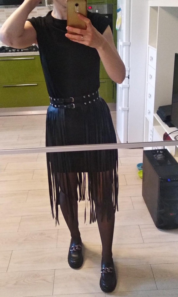 Отличный пояс.Самую простую,базовую вещь  стильно дополняет и делает образ необычным.