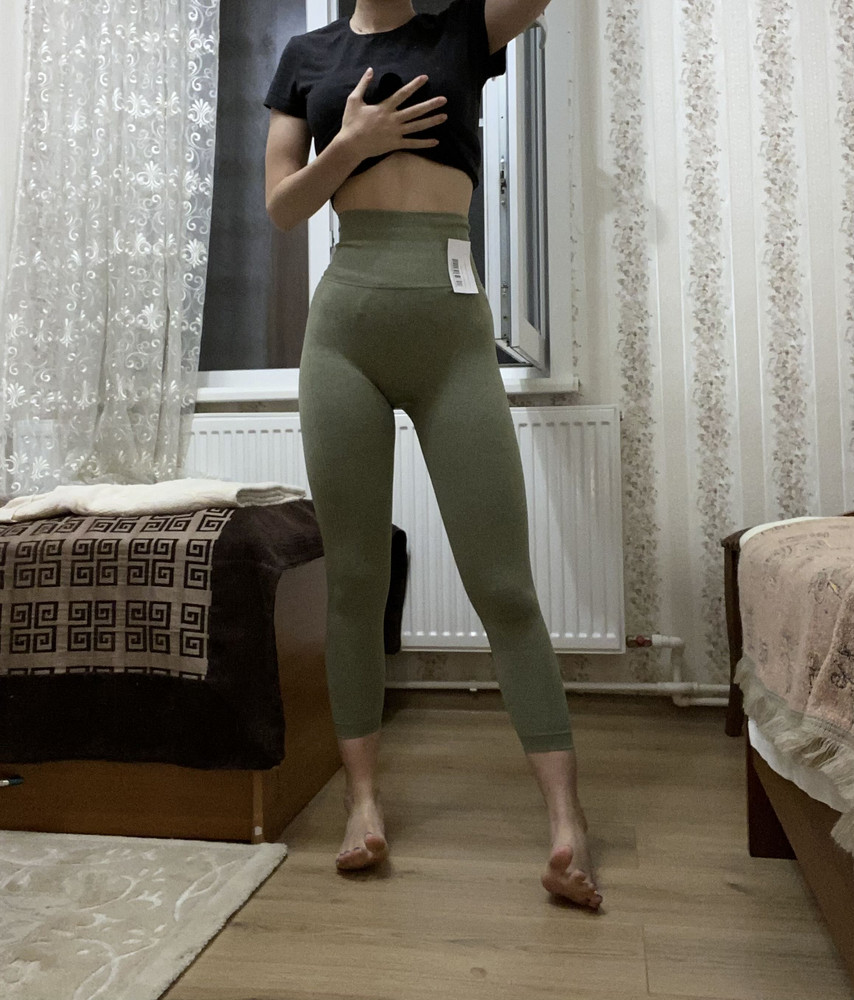 Не особо поняла восторга насчёт этих лосин:(  ждала с нетерпением, возлагала надежды, но теперь возврат. Они хорошо  подчеркивают ягодиц, утягивают талию(даже слишком туго), но в жизни очень плотные, натягиваются с трудом. Хороши для фото и позёрства, но в зале в них заниматься будет некомфортно, т.к. ноги не дышат. +довольно короткие даже на мои ноги(рост 166)