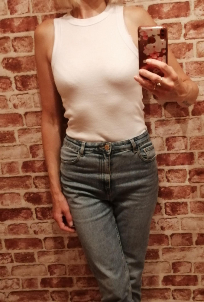 Очень красивая майка. Классная пройма по типу "американской". Единственное, хотелось бы немного подлинное на свой рост 174 см. В остальном все отлично.