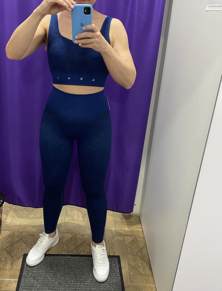 Отличный костюм,качественный ,белье не выделяет ,швы отличные .