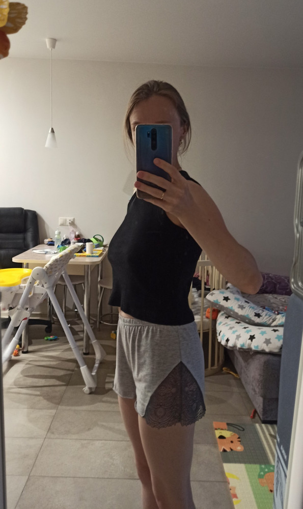 Не рекомендую к покупке!!! Начиталась положительных отзывов и купила сразу три майки в разных цветах. Для демонстрации приложила фото: серая майка - новая, белая - только после стирки, чёрную - одела один раз и поспала в ней. За данный товар и 100 руб. жалко отдать! А положительные отзывы здесь, видимо от людей, которые ещё не успели постирать эту майку..