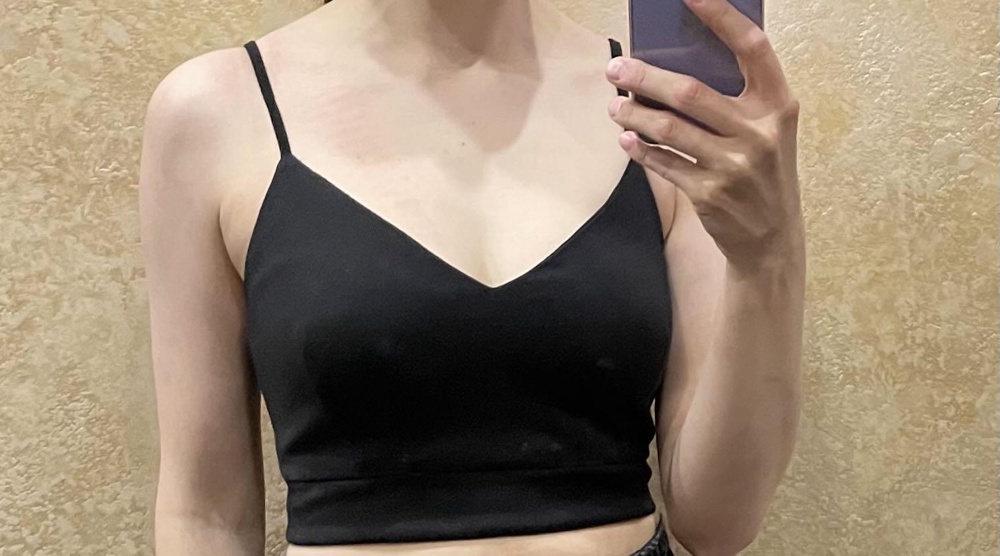 Хороший, понравился👍🏼 на ОГ 80 см и 2 размер - отлично сел