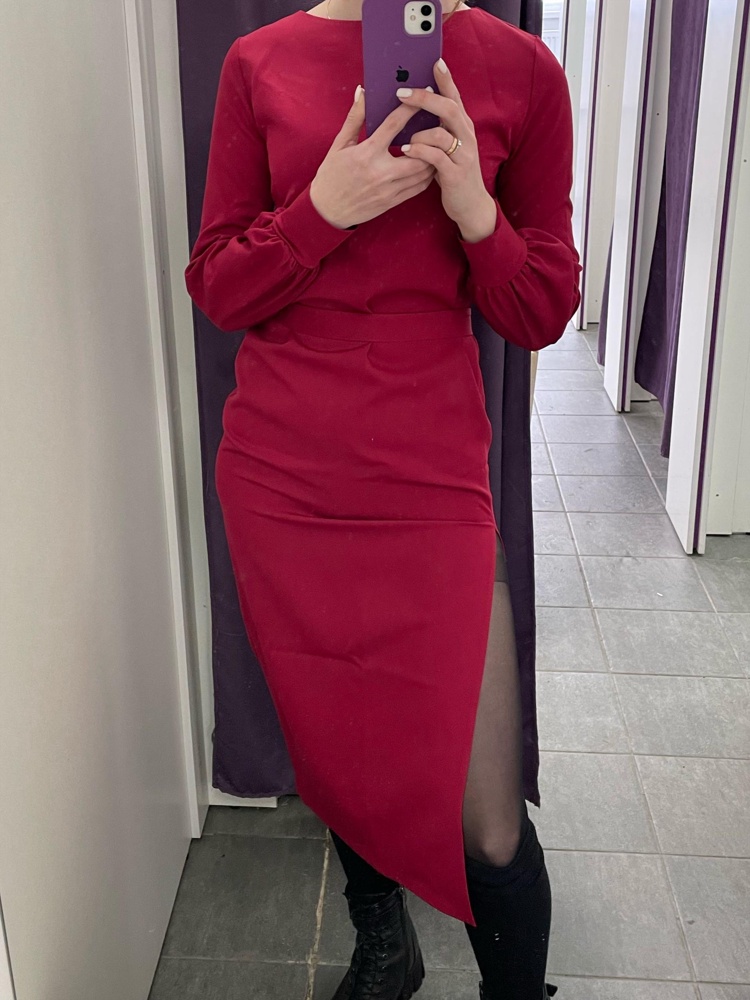 Платье не большемерит, как писали ранее, оно соответствует размерной сетке продавца. Мои бёдра (96) сильно обтянуло, поэтому на меня не село. Качество хорошее, платье красивое. На рост 170 подошло бы