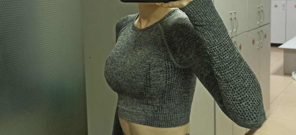 Очень хороший рашгард, приятный, качественный. Размер вроде соответствует, но в любом случае он еще растягивается со временем под вашу фигуру. На руках эти штучки не очень удобные лично для меня, так как при занятии в зале мешают, и в принципе могут натирать между пальцев. Но выглядит очень красиво и круто ))