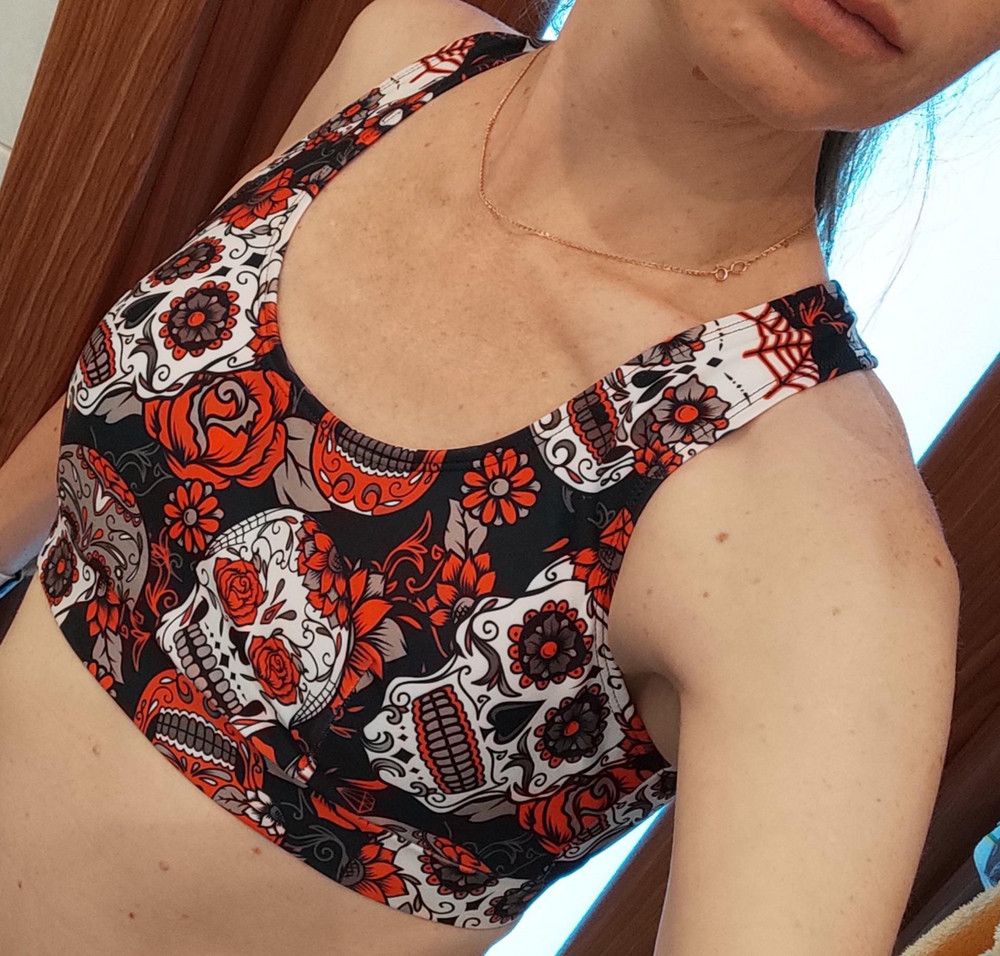 Топ супер: вытачки, чашечки, размер соответствует. Ещё купила шорты и футболку. Смотрится супер