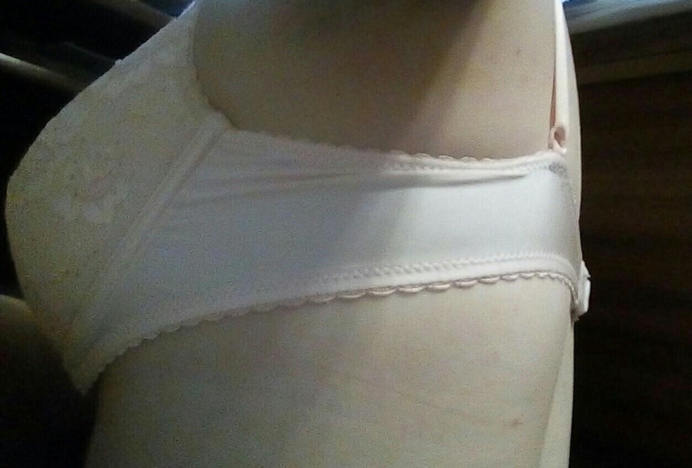 Светло бежевый такой красивый. Может, для кого то это лишнее, но меня так зацепили блесточки, очень осторожно стирала, чтобы не осыпались. Думала, сразу отклеятся, нет, первую стирку все пережили, не видела, чтобы хоть одна оторвалась)) Он очень нежно выглядит. Всемпишут про короткие бретельки, обычные они, 35 см на всю длину, но на всю я не ношу. 
По факту у меня 70В, но у многих производителей маломерит, тут сразу взяла 70 С. Чуть большеват, но некритично, если будет размером меньше, точно будет мал. Да, у меня еще одна грудь немного меньше другой, эти подушечки спасают в подобных ситуациях))