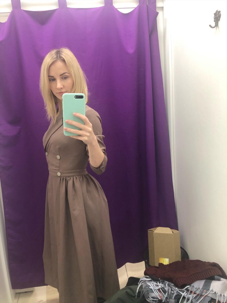 Доставили на следующий день. Качество хорошее. Ничего не торчит,пошито аккуратно. На рост 162 длина до середины икры. Цвет светло-коричневыйнасыщенный,не блеклый. Очень довольна!!! Спасибо продавцу. Почитала отзывы,взяла на размер больше и не прогадала. Так ношу 40, а тут 42 подошел как на меня сшили.