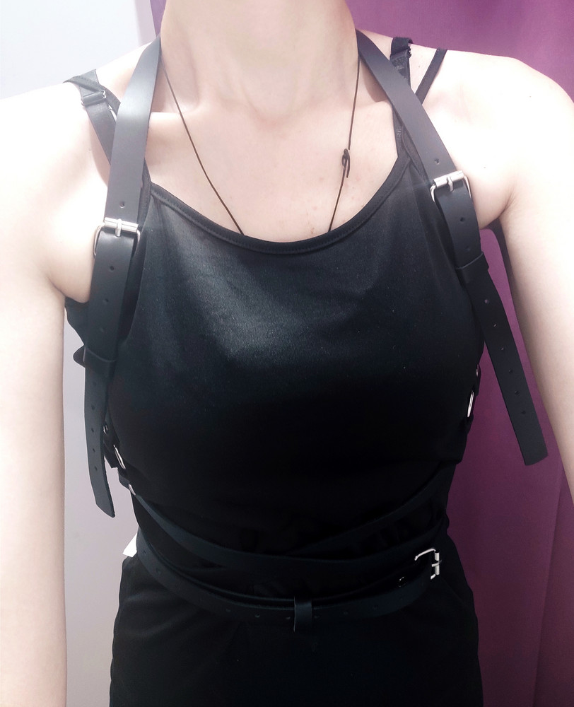 Шикарная портупея... Я очень довольна! Просто блеск! Ношу сама 42 размер, но заказала 44-46 на случай,если буду носить на плотную одежду... Можно было брать  на размер меньше - товар соответствует размеру! Но я итак довольна, давно хотела эту вещь! Сразу застегнула, не возникло проблем. Я брала и другие товары этого бренда - все качественное, вызывает восторг ❤️🙏🏻 спасибо Вам огромное, полностью рекомендую.