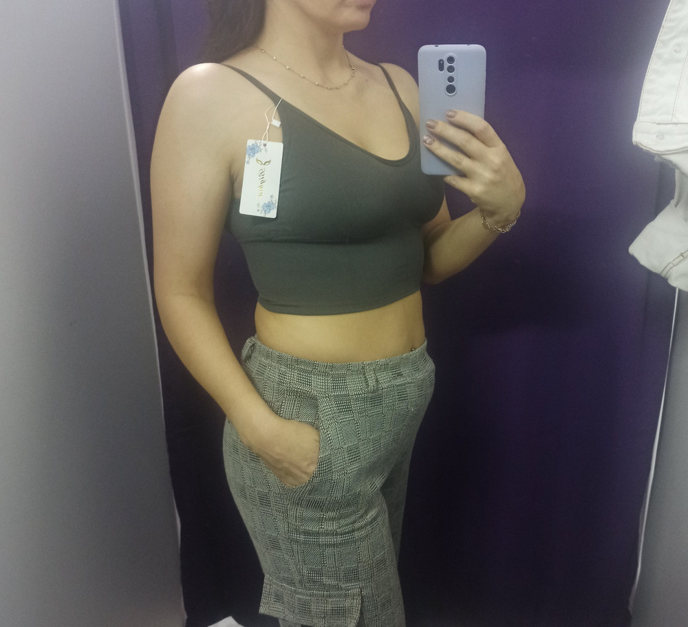 Хороший,плотный и качественно сшит. Вполне хорошо смотрится. На 48 только только.