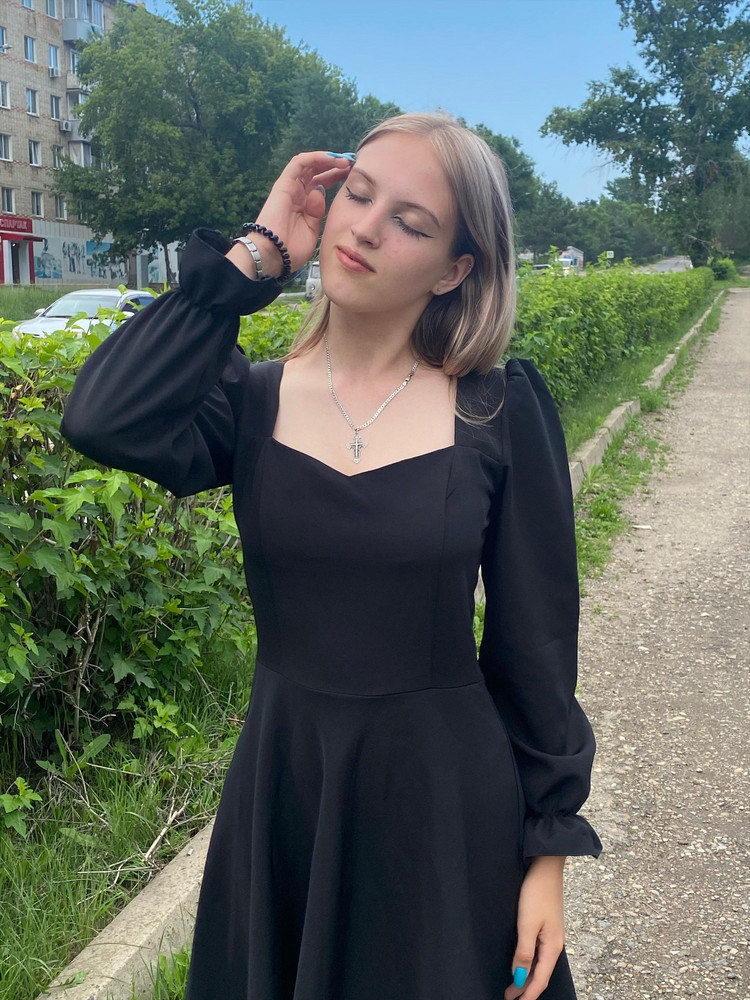 платье очень красивое😻 стоит своих денег, на свои параметры (85-61-92) заказала 42 размер, немного большевато в груди , можно было заказать 40, но мне и так нравится)) 5 звёзд 💫 