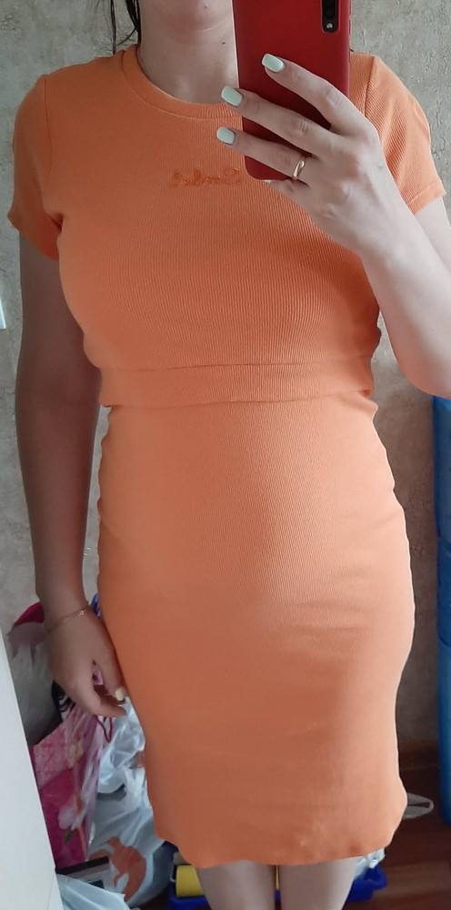 Когда примеряла на ПВЗ, было всё отлично, ровно, не криво. А когда постирала (руками в тазике, отмиж мин 400 оборотов на машике), то получила ЭТО. Горловина уехала в правую сторону, как ни поправляй всё равно видно. "Карман" для кормления, тоже поехал только в левую сторону... На спине после стирки появились складки. Длина подсела наполовину ладони, но для меня это даже "+", т.к изначально ниже колена была длина. 
Мой рост 158 см, размер 46, на данный момент начало 5 месяца беременности. 

P.S. Если кто-то будет думать, что я неправильно постирала, не выпрямила, не встряхнула вещь после стирки, то ошибаетесь, не первый день живу и стираю вещи. (Фото не совсем качественные, но как смогла, со стороны сфотографировать некому было).

В целом платье хорошее, но эти недостатки видно и выглядишь в этом как зачуханка...