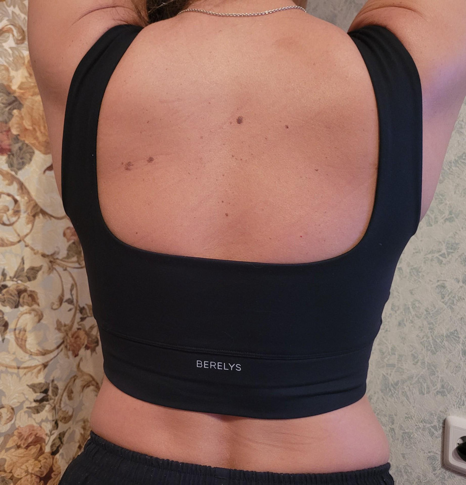 Моя жена довольна. Размер подошел. Без чашечек смотриться лучше. Швы на 4.