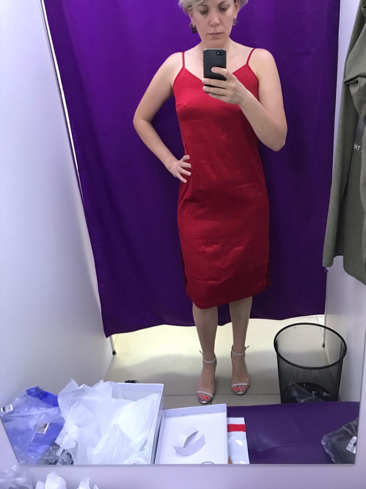 Цвет чуть темнее, чем на фото. Ткань плотная, качество хорошее. Мой размер 44-46, рост 168 см., подошёл 44 размер.