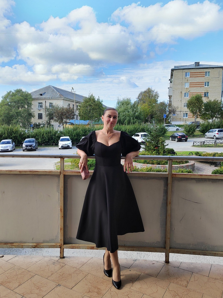 Платье потрясающее! качество ткани и пошив отличные на объем груди 100 подошёл размер XL. Хотя обычно ношу размер L. Поэтому соглашусь что надо брать на размер больше своего. Смотрится элегантно 🤗