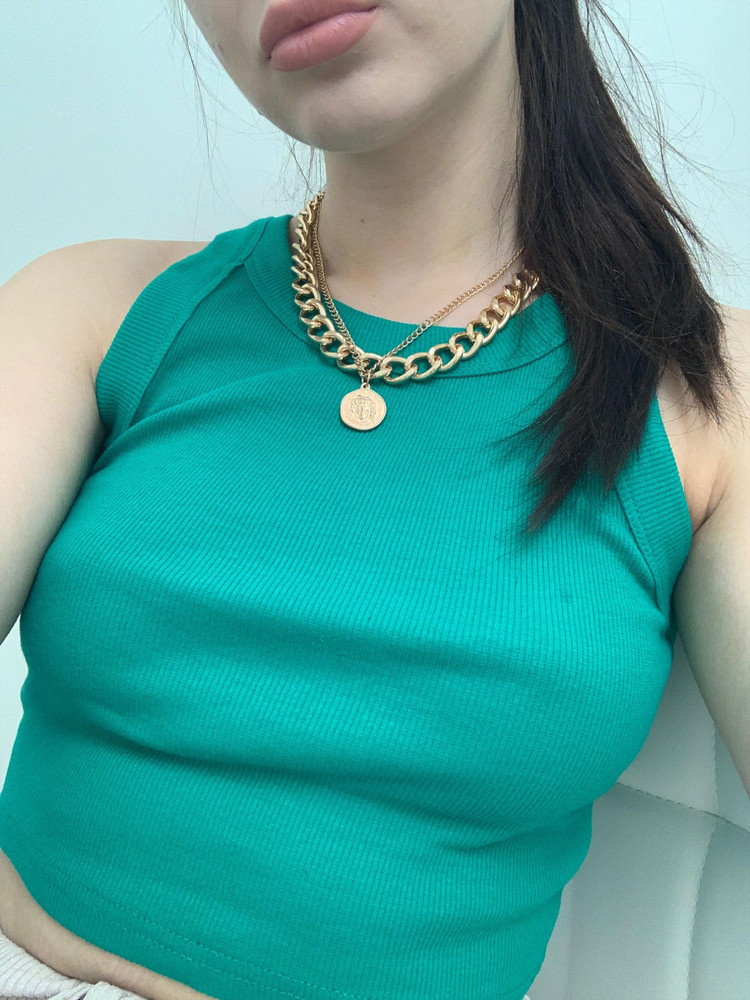 Прикольный. Цвет такой же как на оригинальном фото у модели 