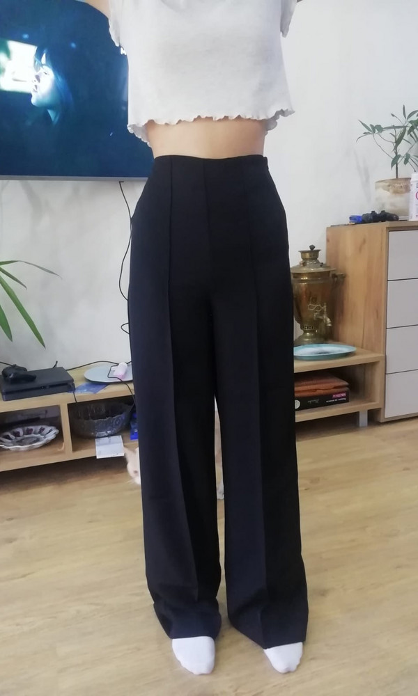 Очень качественные брюки , прошито всё хорошо и ровно , ткань приятная очень , по размеру отлично , длинноваты , подшили.