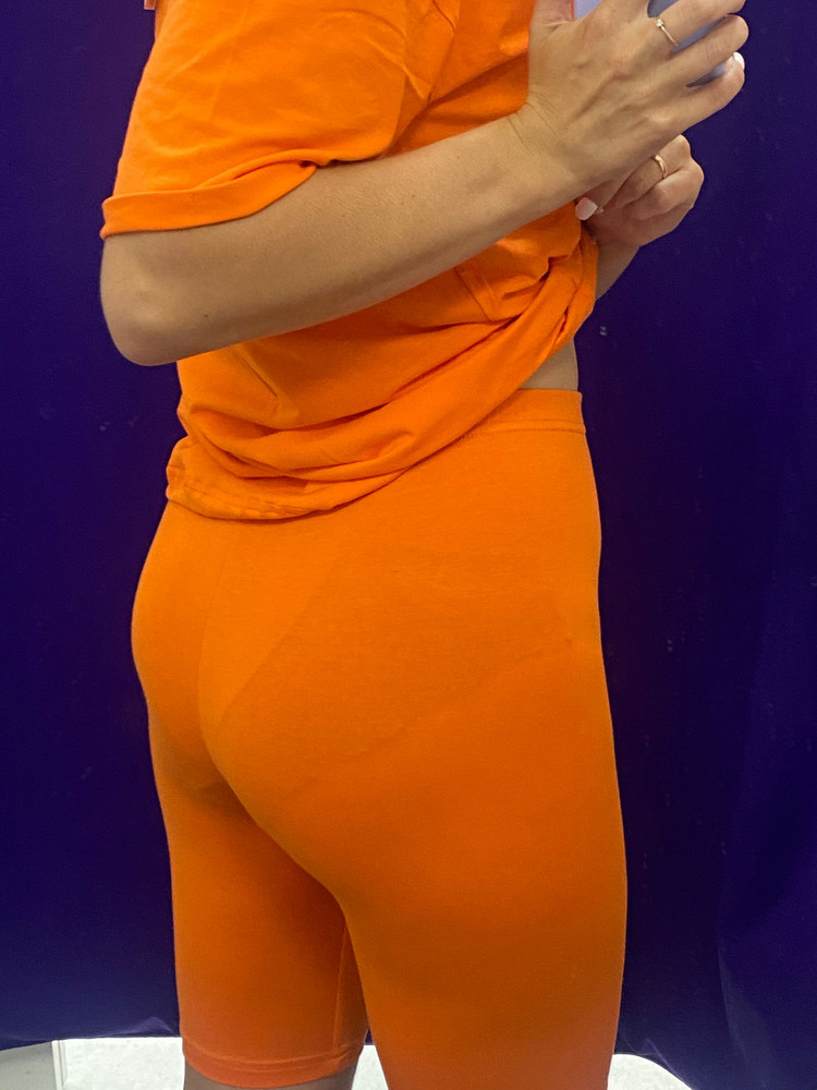 Костюм исключительно для дома, на улицу я в таком бы не вышла. Велосипедки просвечивают, футболка тоже домашнего вида. Не рекомендую.